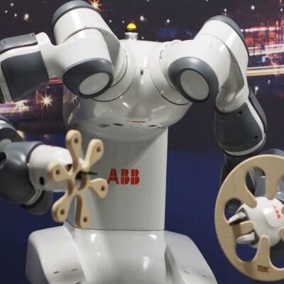 Robotiikka-koulutuskokonaisuus perehdyttää sinut ymmärtämään teollisuusrobotin ohjelmointia, käyttöä ja hyödyntämismahdollisuuksia.