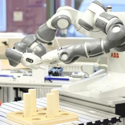 Opiskele robotiikan perusteet verkkokoulutuksessamme. Robotiikka on tekniikka, joka tulee lisääntymään teollisuudessa ja osaamiselle on kysyntää.