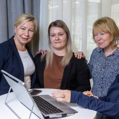Neljä naista tutustumassa Suomen Yrittäjäopiston alanvaihtokoulutuksiin.