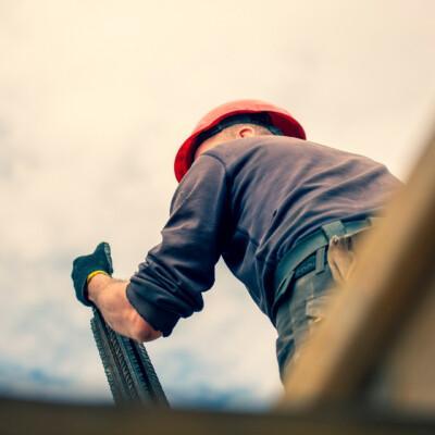 Rakennusmies katolla töissä ja miettii samalla lähtevänsä rakennusalan ammattilaisesta liiketoiminnan osaajaksi.