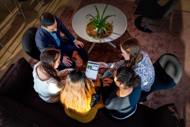 Yritysten edustajia osallistumassa Suomen Yrittäjäopiston yritysten kehittämishankkeisiin. Ihmiset istuvat pyöreän pöydän ympärillä, kuva otettu ylhäältä päin.