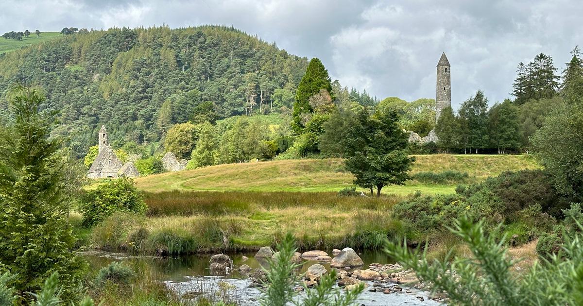 Glendaloughin luostarin alue ja vierailukeskus.