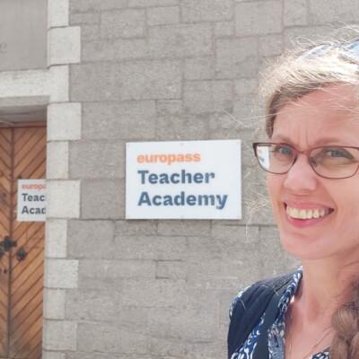 Ulla Teacher Academyn edessä.